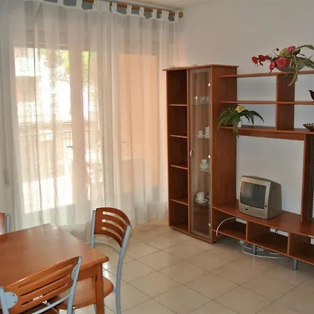 Bright With Ac And Parking Apartment *